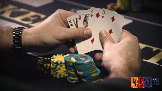 Nắm vững luật chơi Poker Omaha là bước đầu tiên để bạn tự tin bước vào bất kỳ bàn đấu nào và tránh những sai lầm không đáng có.