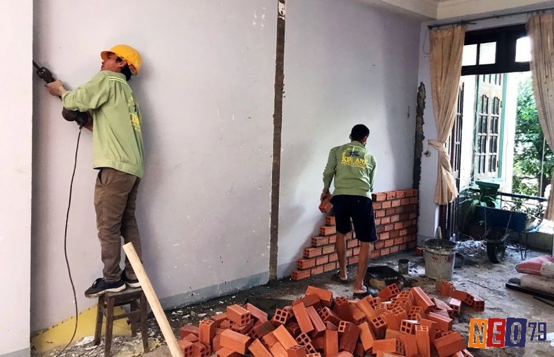 Giấc mơ sửa nhà gặp khó khăn báo hiệu thách thức, cần điều chỉnh kế hoạch và chú ý chăm sóc sức khỏe tinh thần, thể chất
