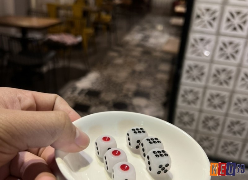 Xúc xắc là dụng cụ quan trọng nhất trong cách lắc tài xỉu, kích thước đồng đều, thường là 16mm mỗi cạnh