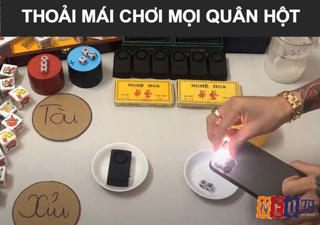 Động tác lắc trong cách lắc tài xỉu chuẩn bao gồm ba giai đoạn chính: khởi động, lắc chính và kết thúc